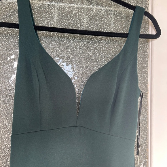 Beautiful Emerald Green Lulus Holiday Full Length/Maxi Gown Size Small - Picture 3 of 5